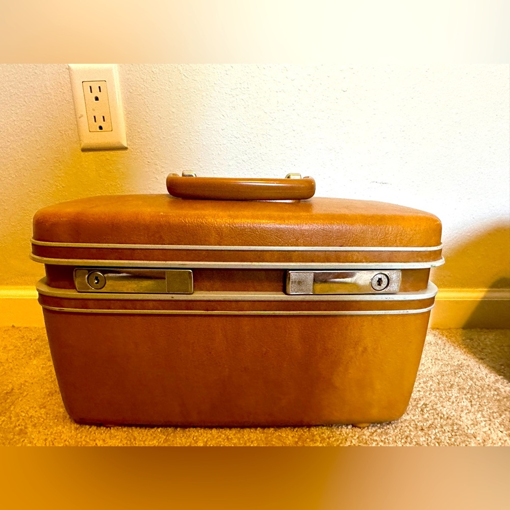Retro/vintage/Antique vintage samsonite train case makeup case trunk.